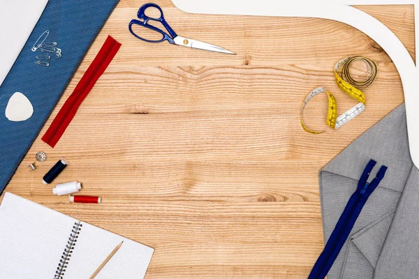 Divers équipements de couture sur table — Photo de stock