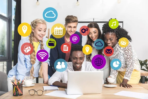 Mujeres de negocios y papeles en blanco — Stock Photo