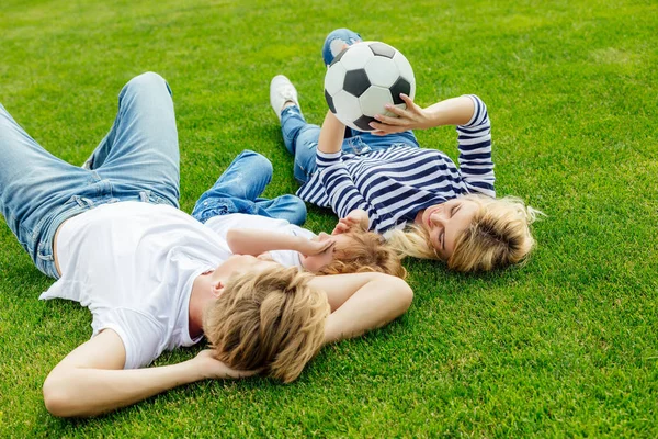 Familia con pelota de fútbol en el parque - foto de stock