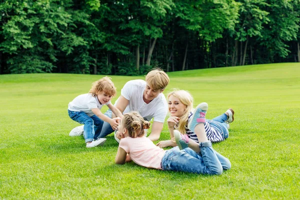 Famiglia felice che riposa nel parco — Foto stock