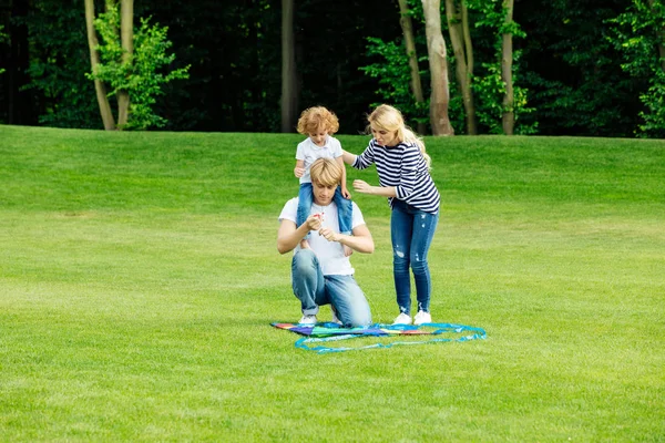 Família brincando com pipa no parque — Fotografia de Stock