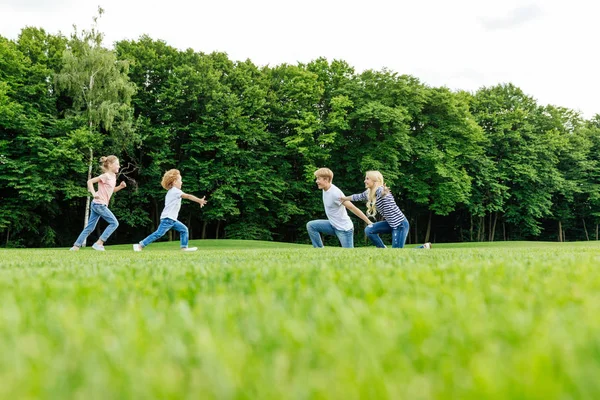 Famiglia felice nel parco — Foto stock