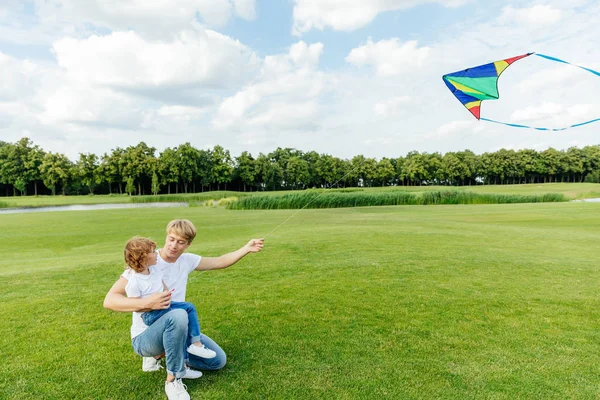 Father and son playing with kite — Stock Photo