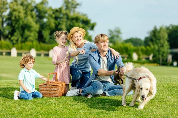 Familia con perro en el picnic - foto de stock