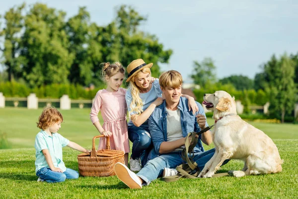 Сім'я з собакою на пікніку — стокове фото