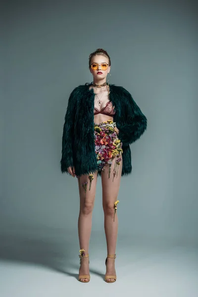 Modèle attrayant en jupe florale — Photo de stock