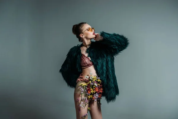Modelo atractivo en falda floral - foto de stock
