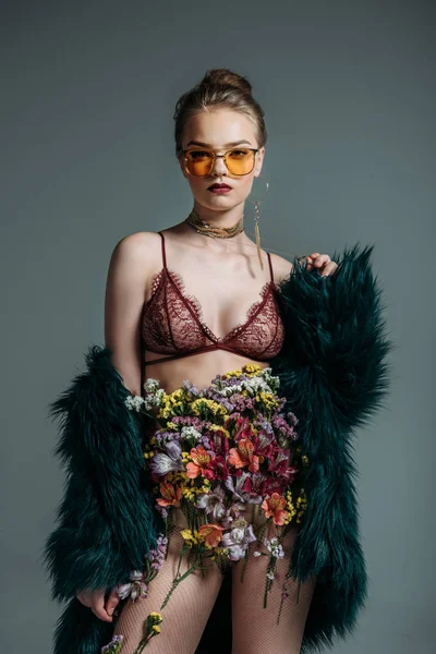 Modelo en falda floral y sujetador de encaje - foto de stock