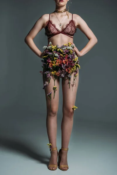 Modèle posant en jupe florale — Photo de stock