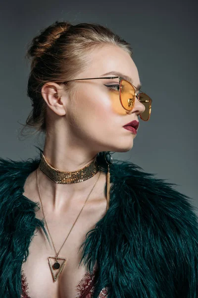 Adolescent modèle en lunettes de soleil orange — Photo de stock