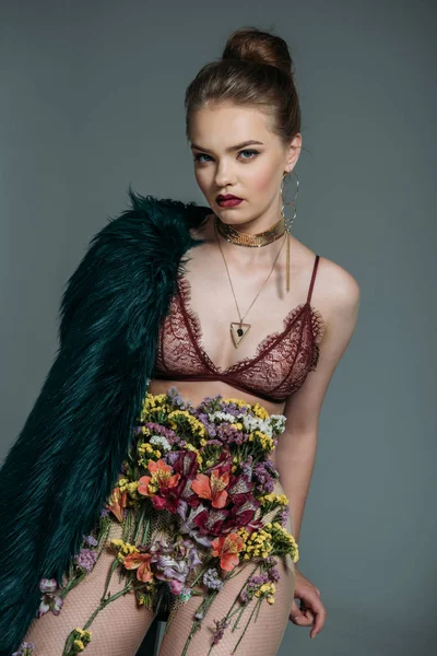 Modelo elegante em saia floral — Fotografia de Stock