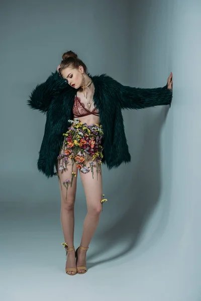 Modelo atractivo en falda floral - foto de stock
