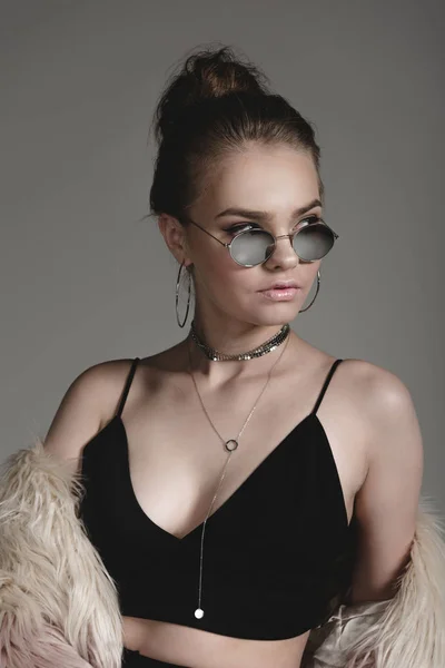 Модна дівчина в сонцезахисних окулярах — стокове фото