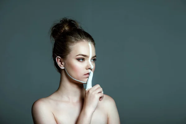 Schönes Mädchen mit Schweigezeichen — Stockfoto