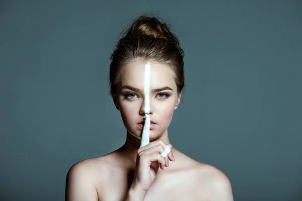 Schönes Mädchen mit Schweigezeichen — Stockfoto