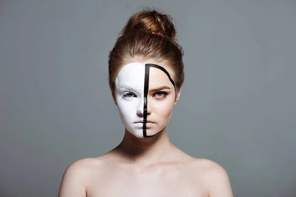 Mädchen mit Bodyart im Gesicht — Stockfoto