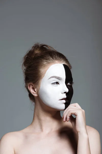 Fille avec bodyart sur le visage — Photo de stock