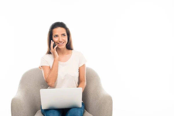 Junge Frau nutzt digitale Geräte — Stockfoto