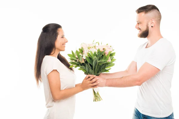 Couple caucasien avec bouquet — Photo de stock