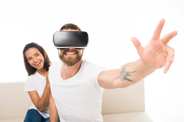 Hombre usando auriculares de realidad virtual - foto de stock