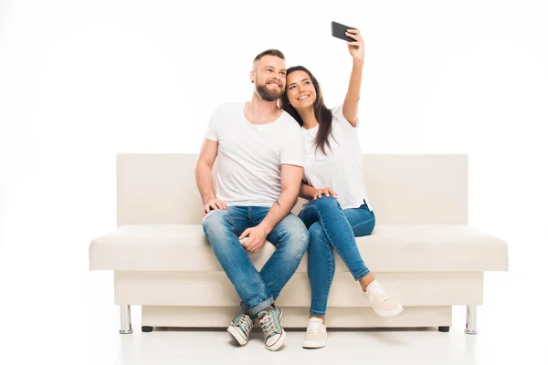 Giovane coppia prendendo selfie — Foto stock