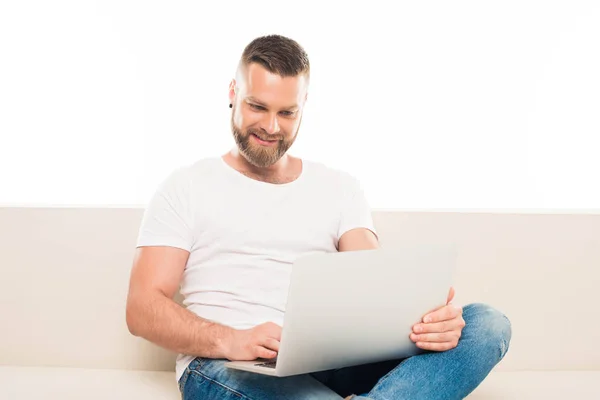 Привабливий чоловік використовує ноутбук — стокове фото