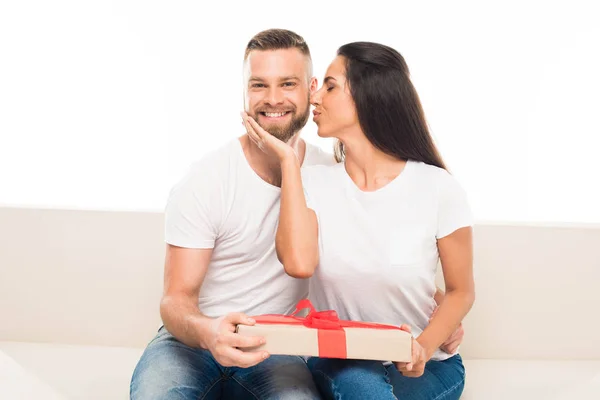 Jeune couple avec boîte cadeau — Photo de stock