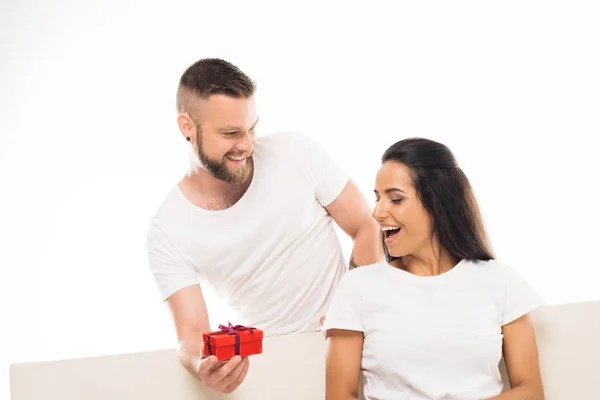 Homme petite amie surprenante par cadeau — Stock Photo