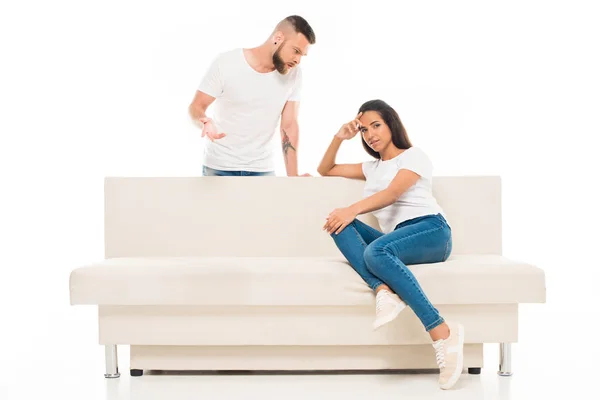 Hombre hablando con mujer atractiva - foto de stock