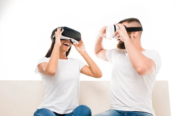 Pareja usando auriculares de realidad virtual - foto de stock