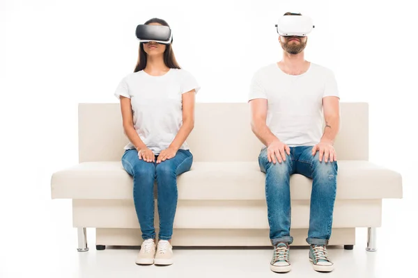 Pareja usando auriculares de realidad virtual - foto de stock