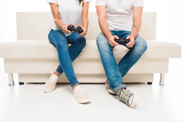 Casal jogando videogame com joysticks — Fotografia de Stock