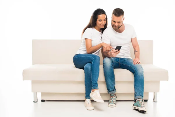 Giovane coppia utilizzando smartphone — Foto stock