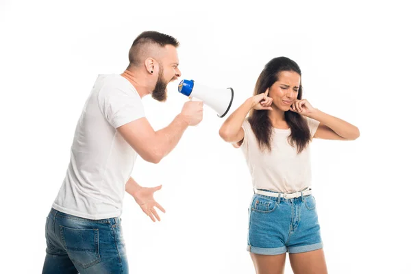 Hombre gritando en mujer - foto de stock