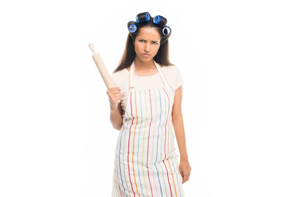 Femme au foyer en colère avec rouleau à pâtisserie — Photo de stock