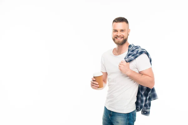 Бородатый мужчина с одноразовой чашкой кофе — стоковое фото