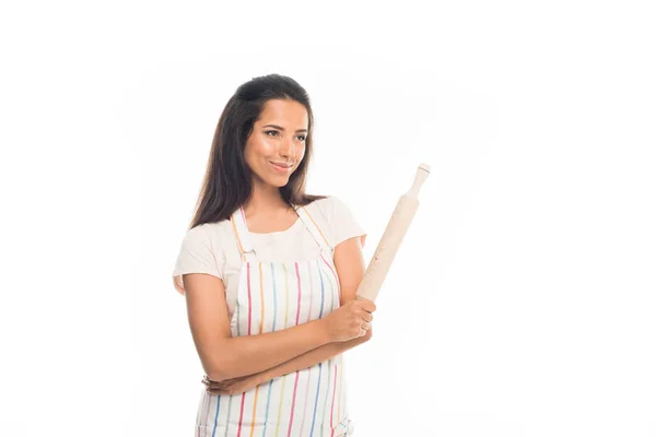 Jeune femme au foyer avec rouleau à pâtisserie — Photo de stock