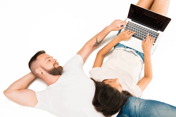 Jovem casal usando laptop — Fotografia de Stock