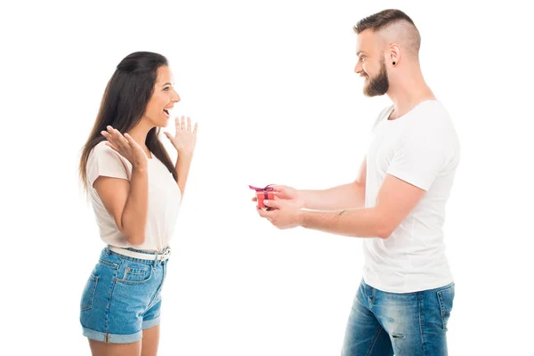 Mann überrascht Freundin mit Geschenk — Stockfoto