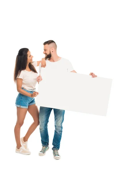 Atractiva pareja con banner en blanco - foto de stock