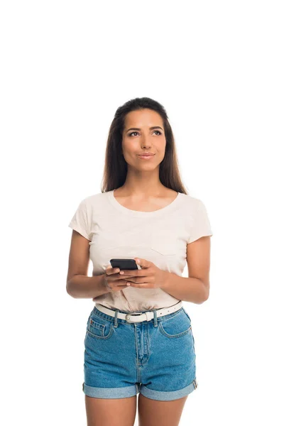 Femme attrayante utilisant un smartphone — Photo de stock
