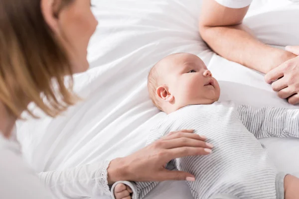 Bambino ragazzo sul letto — Foto stock