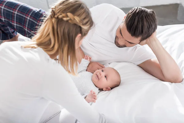 Padres con bebé niño - foto de stock