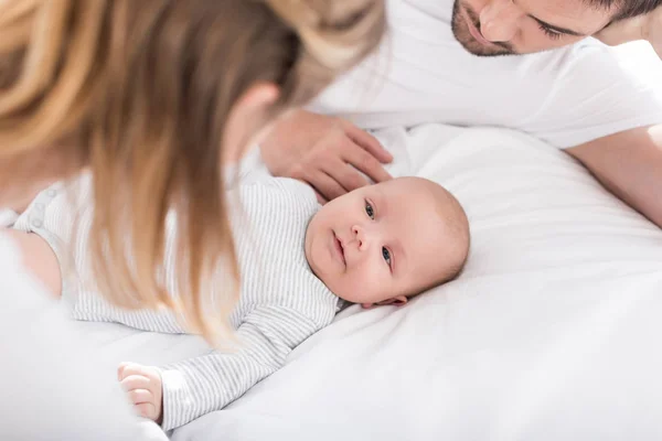 Pais com bebê bonito — Fotografia de Stock