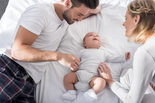 Pais com menino bonito — Fotografia de Stock