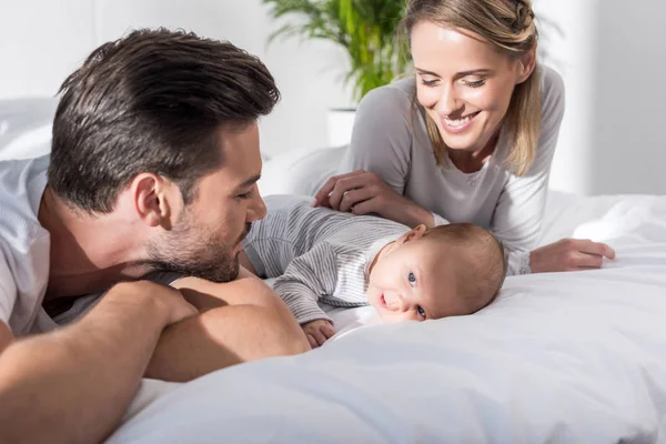 Parents avec bébé garçon — Photo de stock