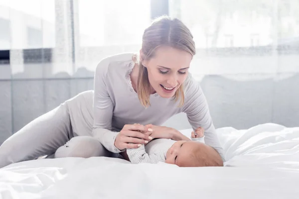 Mutter mit süßem Baby — Stockfoto