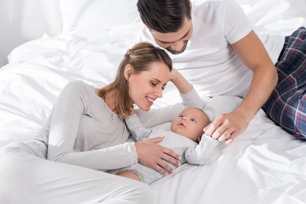 Padres con bebé niño - foto de stock