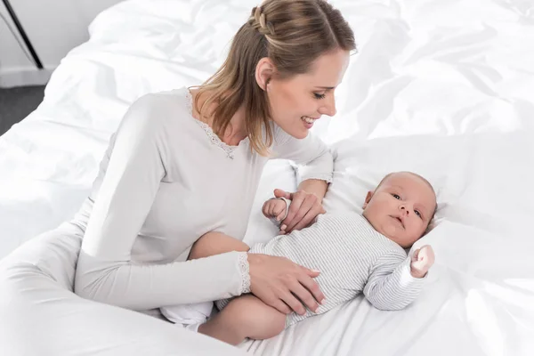 Mère avec petit bébé — Photo de stock