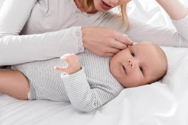 Mère avec petit bébé — Photo de stock